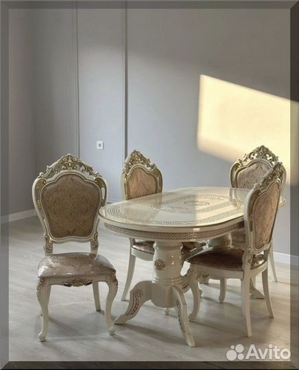 Стол и стулья