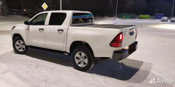 Жёсткая складная крышка Toyota Hilux 2015+2023