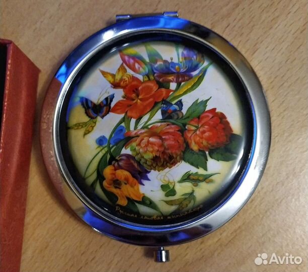 Пудреница, карманное зеркало