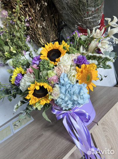 Эксклюзивные букеты шляпная коробка доставка