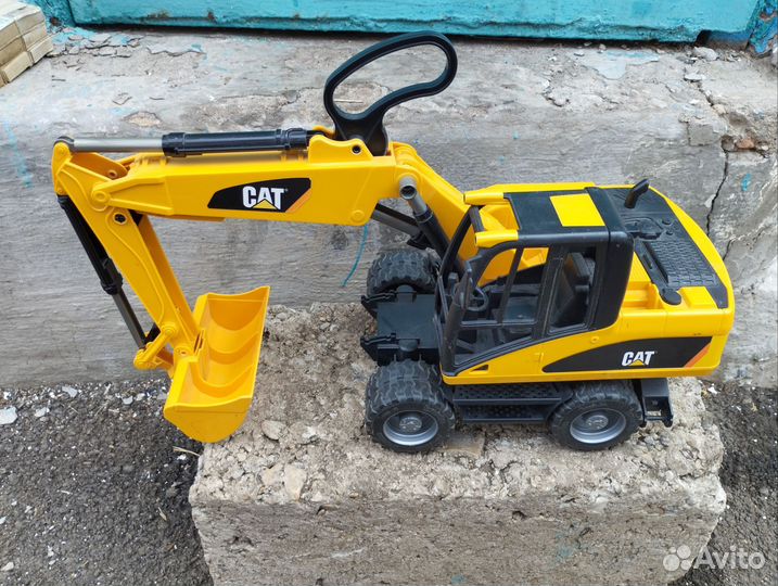 Экскаватор Bruder Cate