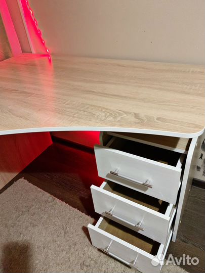 Угловой письменный стол с полками