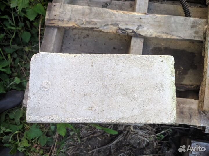 Продам белый кирпич (полтора)