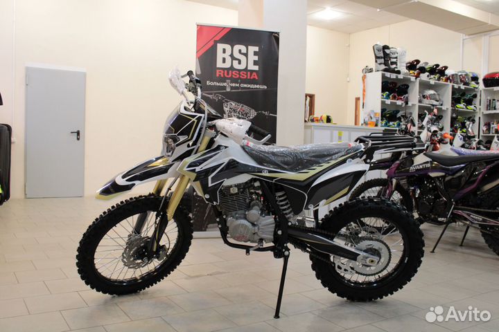 Мотоцикл BSE Z3 2.0 21/18 (золотой-черный)