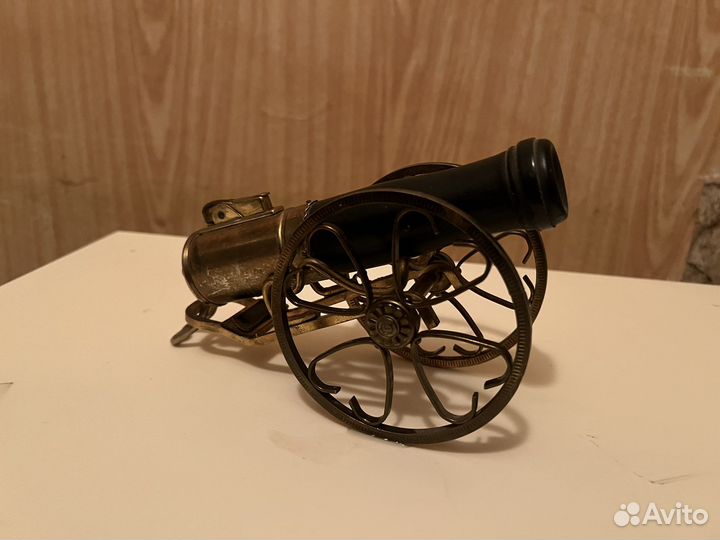 Зажигалка на подставке пушка