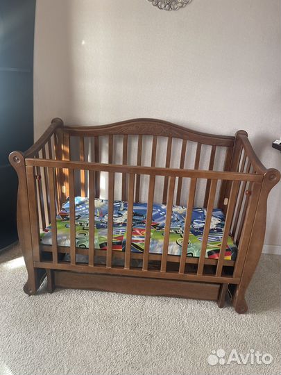 Детская кроватка с маятником