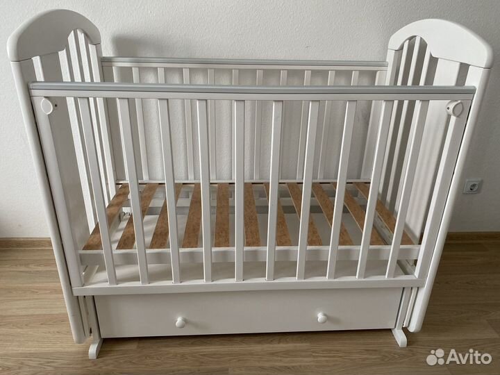 Детская кроватка с поперечным маятником