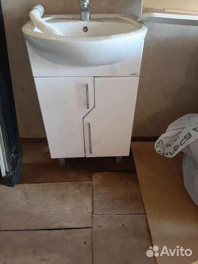 Тумба с зеркалом для ванной