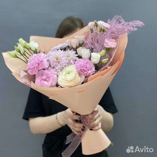 Букет с хризантемой, диантусы и кустовая роза