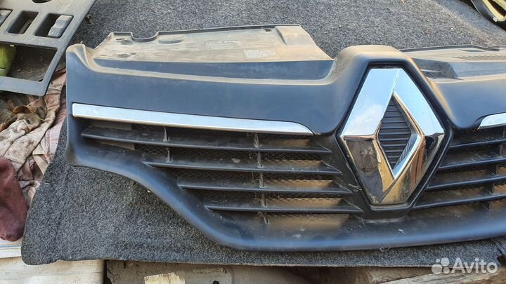 Решетка радиатора renault logan 2
