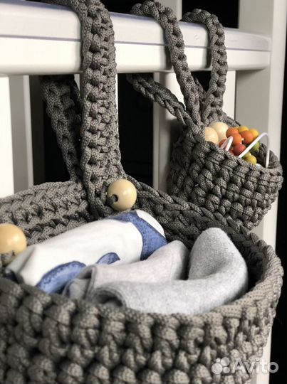 Вязаные корзины на кроватку