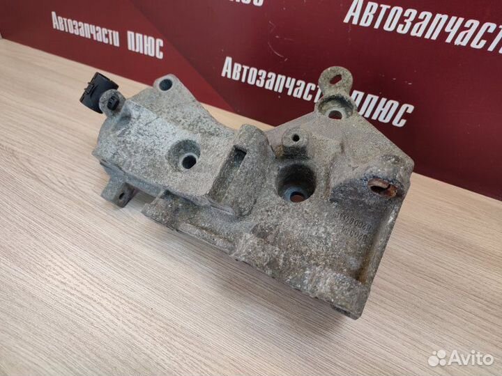 Кронштейн генератора Renault Sandero