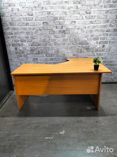 Угловой компьютерный стол