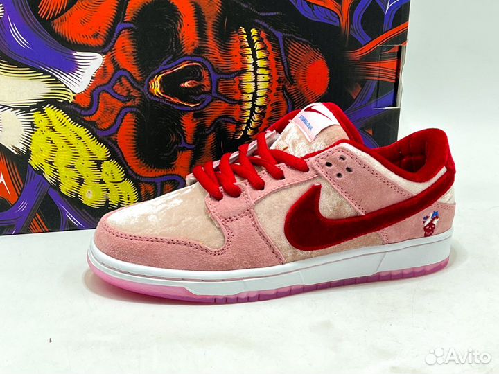 Кроссовки Nike Dunk Low Strange Love