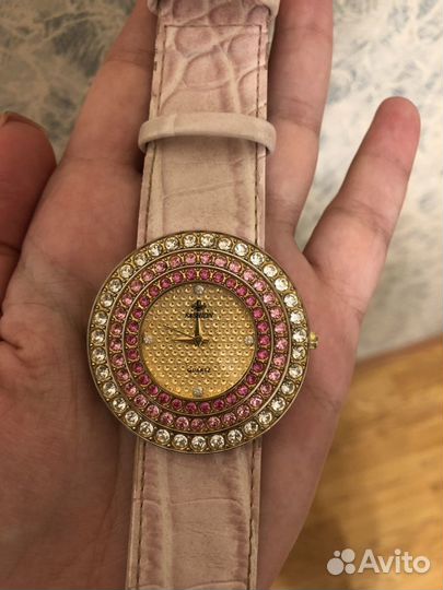 Часы круглые розовые со стразами