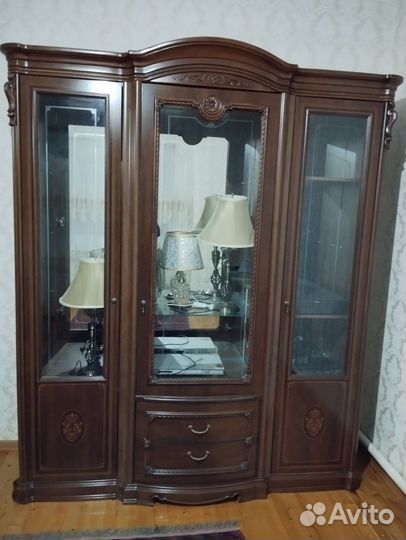 Горка, стол, диваны, ковры, кровати