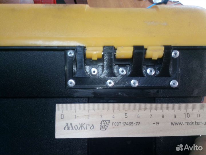 Петля для ящика с инструментами