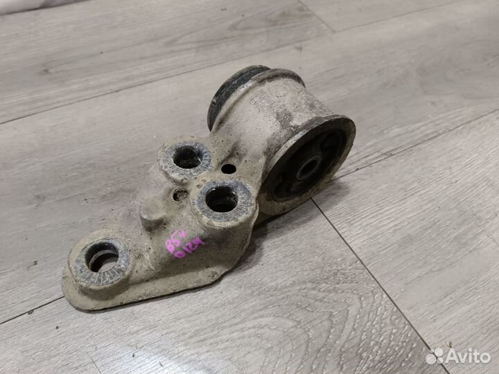 Левый сайлентблок балки для Volkswagen Passat B5+