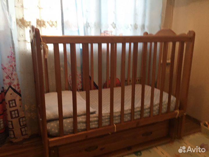 Кроватка детская с маятником