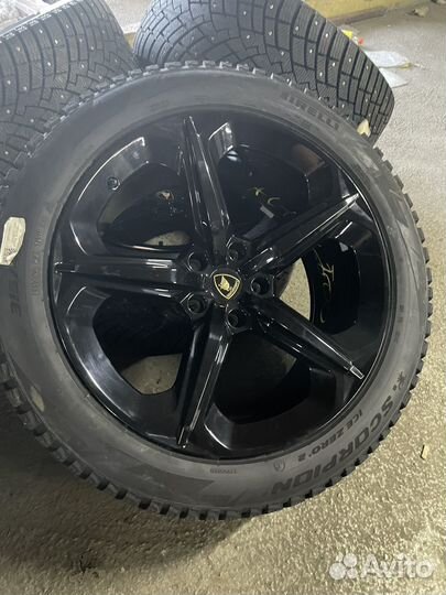 Оригинальные колеса на Lamborghini Urus R21