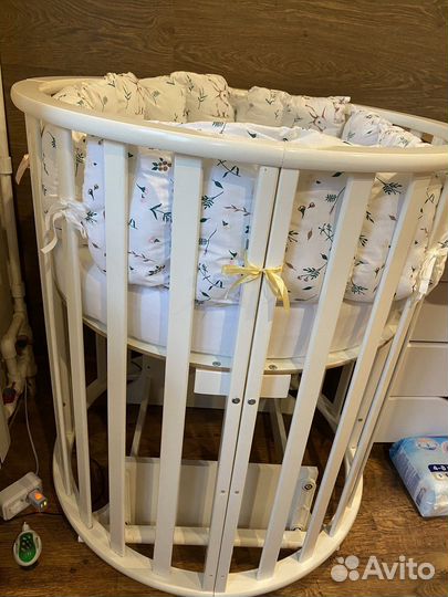 Кроватка детская с маятником