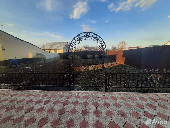 Кованная цветочная арка для сада