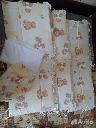 Бортики в кроватку и держатель для болдахина