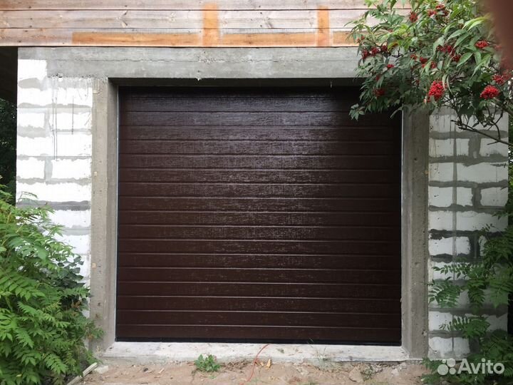 Гаражные подъемно секционные ворота Alutech