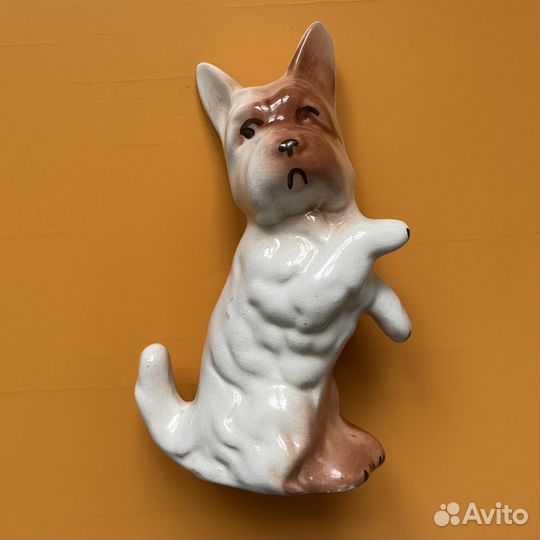 Собака на задних лапах. Статуэтка, фарфор. СССР