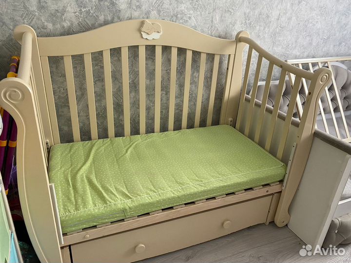 Детская кроватка с продольным маятником