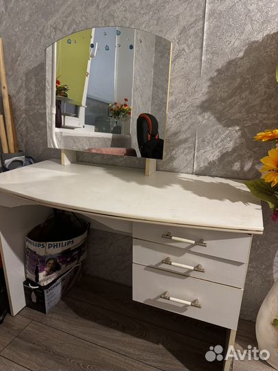 Трюмо с зеркалом