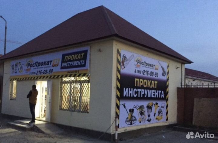 Работник пункта проката