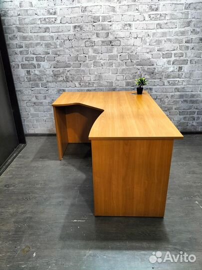 Угловой письменный стол