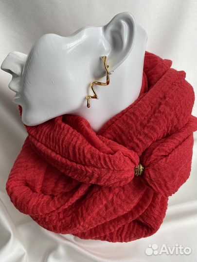 Шарф с декором на магнитной застежке