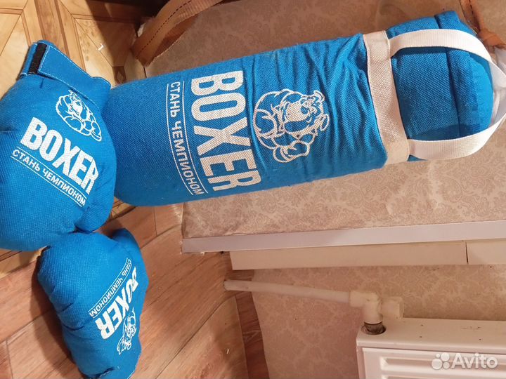 Боксерская груша вместе с перчатками для бокса
