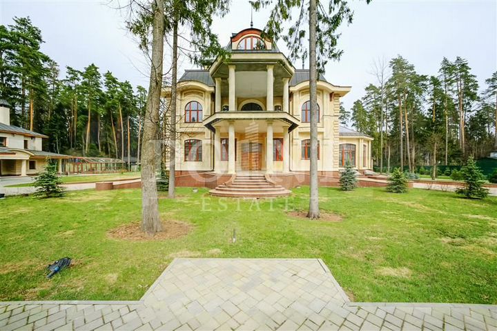 Дом 1200 м² на участке 100 сот.