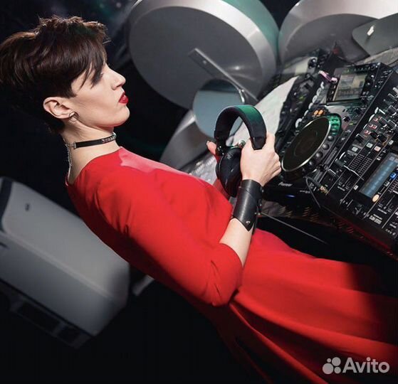 Dj Диджей с личным профессиональным оборудованием