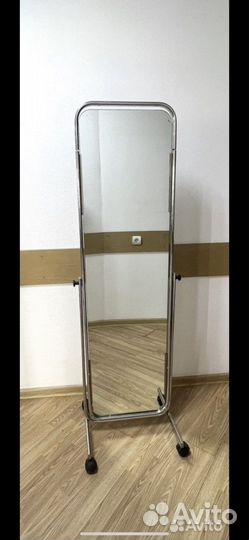 Зеркало напольное на колесиках