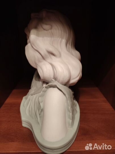 Каминный бюст девочки (Кузнецов)