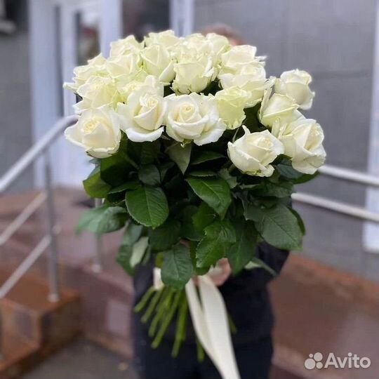 25 высоких белых роз