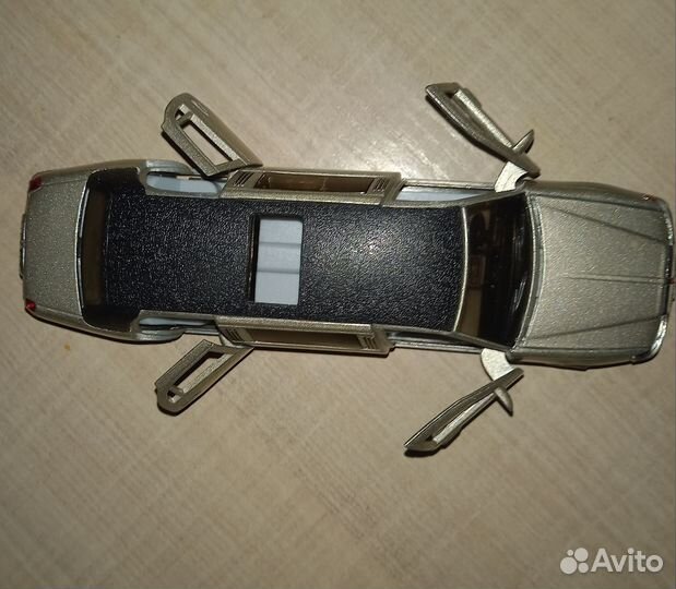 Модель kinsmart 1999 lincoln town car stretch