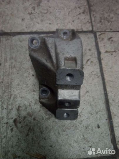 Кронштейн опоры МКПП VW Golf IV, Octavia a4
