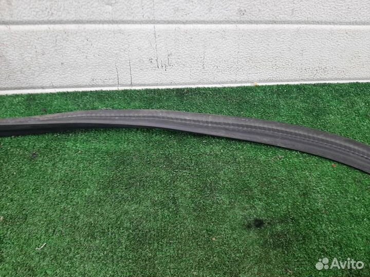 Уплотнитель двери багажника Mercedes Benz E-class