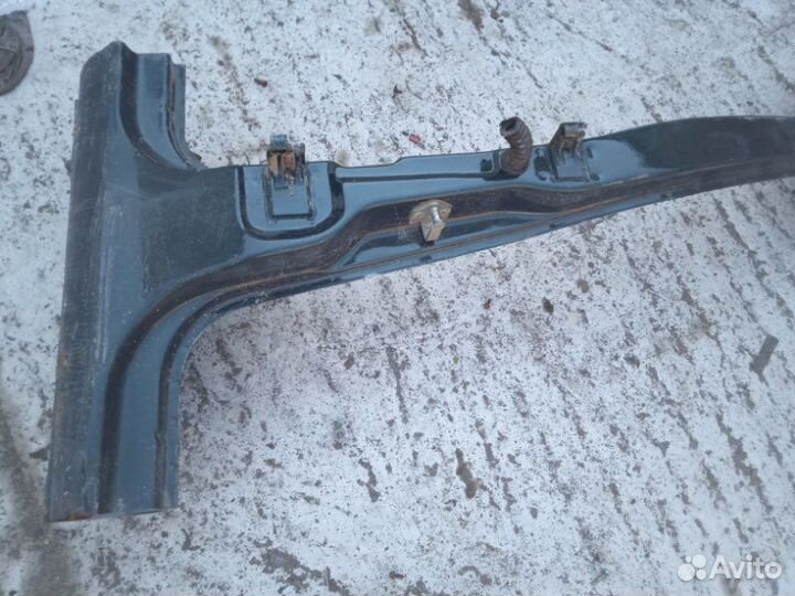 Центральная стойка кузова передняя правая