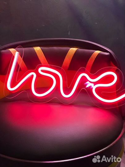 Неоновая вывеска - Love