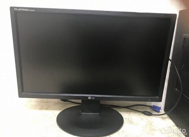 Игровой компьютер с монитором и клавиатурой