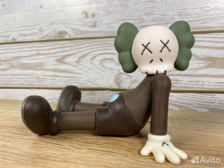 Фигурка kaws полусидя