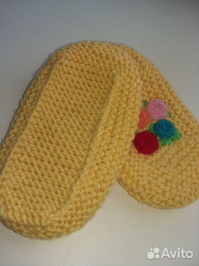 Следки вязаные с вышивкой для девочки