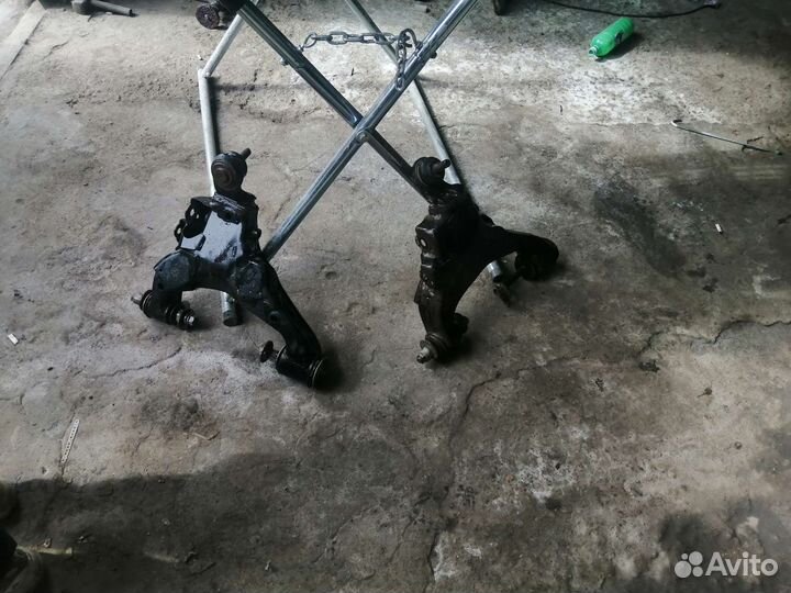 Рычаги передние нижние