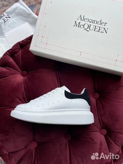 Женские кроссовки Alexander McQueen Oversized Snea